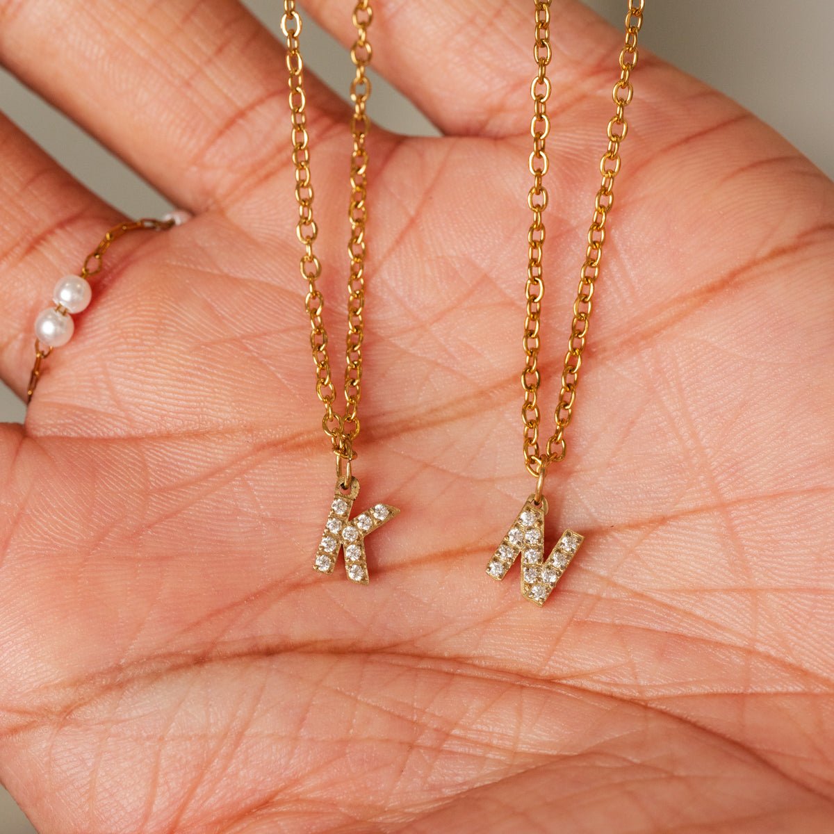 Colar Letra Inicial Stone Banhado em Ouro 18K